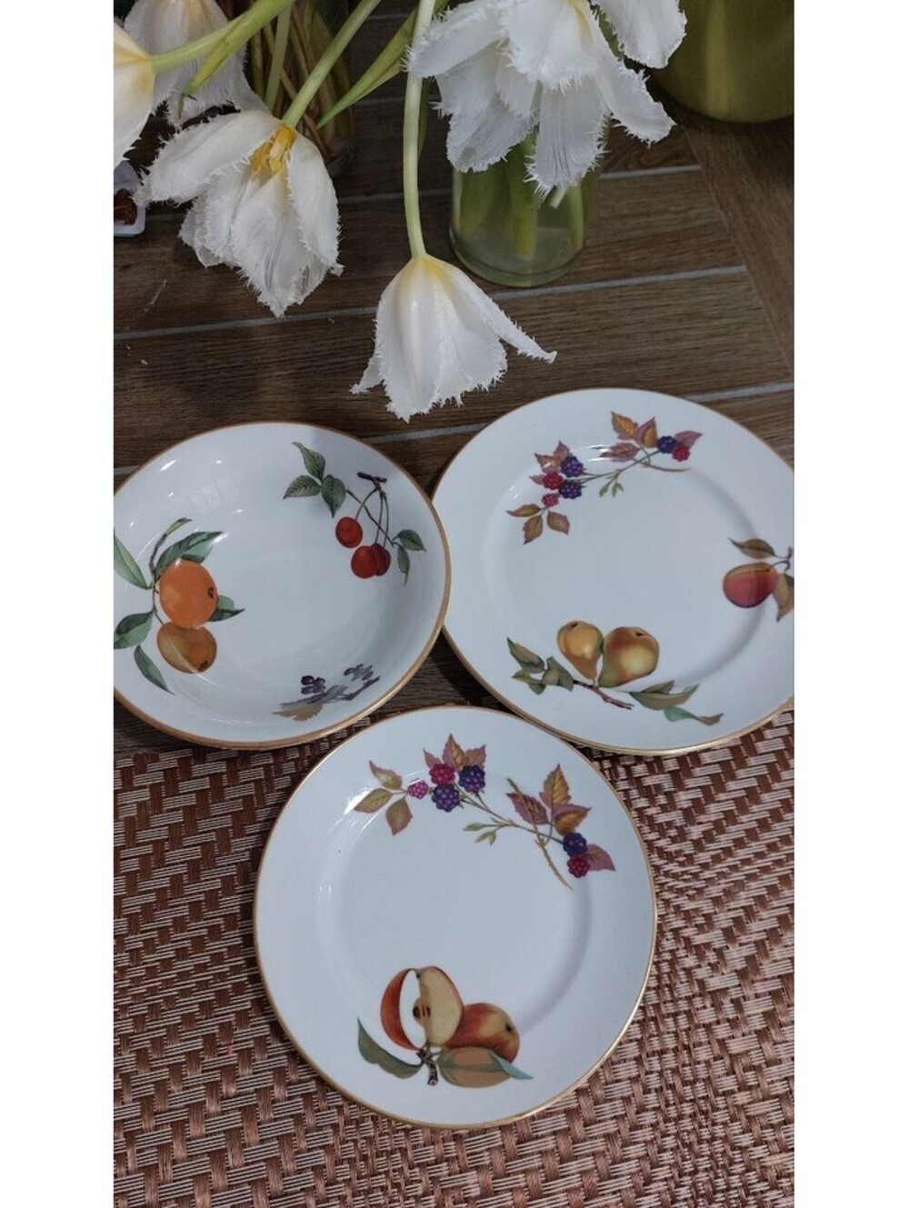 Royal Worcester England 1961 Evesham 5 Gold Tea Saucers And 1 Soup Plate